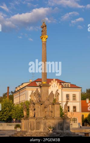 STRIBRO, TSCHECHISCHE REPUBLIK, EUROPA - Mariensäule, auf dem Masarykovo-Platz im Stadtzentrum von Stribro. Die Basis umfasst 13 Skulpturen von Heiligen (Pestpatronen). Stockfoto