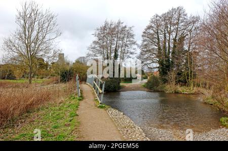 Blick auf den ford und die Fußgängerbrücke über den Fluss Glaven in North Norfolk in Glandford, Norfolk, England, Großbritannien. Stockfoto