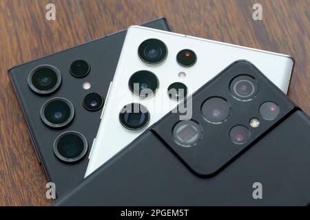 Nahaufnahme der Ultra-Weitwinkel-, Normal- und Teleobjektive auf drei Samsung Galaxy-Smartphones: S21 Ultra, S22 Ultra und S23 Ultra Stockfoto