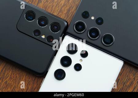 Nahaufnahme der Ultra-Weitwinkel-, Normal- und Teleobjektive auf drei Samsung Galaxy-Smartphones: S21 Ultra, S22 Ultra und S23 Ultra Stockfoto