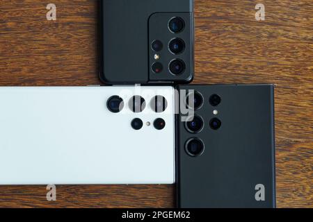 Nahaufnahme der Ultra-Weitwinkel-, Normal- und Teleobjektive auf drei Samsung Galaxy-Smartphones: S21 Ultra, S22 Ultra und S23 Ultra Stockfoto