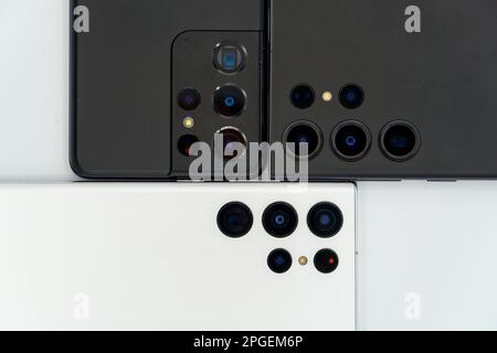 Nahaufnahme der Ultra-Weitwinkel-, Normal- und Teleobjektive auf drei Samsung Galaxy-Smartphones: S21 Ultra, S22 Ultra und S23 Ultra Stockfoto