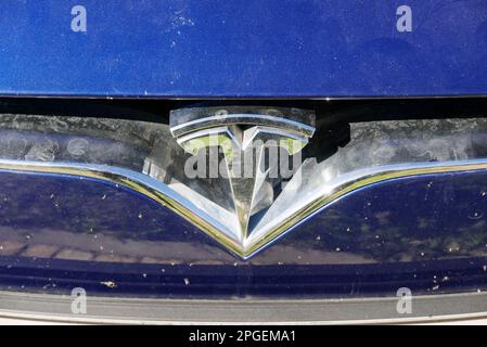 Nahaufnahme des Chromlogos eines Tesla Model S Elektrofahrzeugs Stockfoto