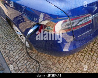 Blauer Tesla Model S wird geladen Stockfoto