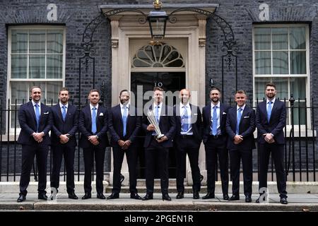 (Von links nach rechts) Liam Livingstone, Dawid Malan, Phil Salt, Chris Jordan, Jos Buttler (Kapitän), Tymal Mills, Chris Woakes, Sam Curran und Richard Gleeson vom Cricket-Team der England World Cup T20, das in Downing Street, London, vor einem Empfang mit Premierminister Rishi Sunak eintrifft. Bilddatum: Mittwoch, 22. März 2023. Stockfoto