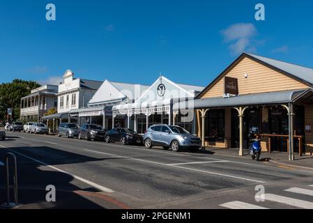 Kitchener Street, in Martinborough, einer Stadt im South Wairarapa District, in der Region Wellington in Neuseeland. Geschäfte, Geschäfte und Hotels Stockfoto