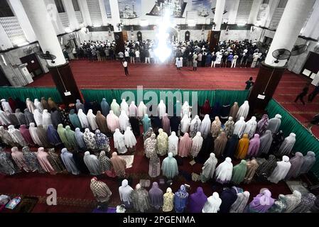 Medan, Indonesien. 22. März 2023. Moslems beten am 22. März 2023 in der Großen Moschee in Medan, Nordsumatra, Indonesien, zum ersten Mal für den heiligen Monat Ramadan. Die indonesische Regierung hat den Beginn des 1. Ramadan auf den 23. März 2023 festgelegt. (Foto: Hendro Budiman/INA Photo Agency/Sipa USA) Guthaben: SIPA USA/Alamy Live News Stockfoto