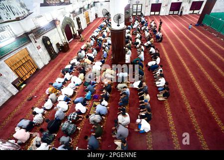 Medan, Indonesien. 22. März 2023. Moslems beten am 22. März 2023 in der Großen Moschee in Medan, Nordsumatra, Indonesien, zum ersten Mal für den heiligen Monat Ramadan. Die indonesische Regierung hat den Beginn des 1. Ramadan auf den 23. März 2023 festgelegt. (Foto: Hendro Budiman/INA Photo Agency/Sipa USA) Guthaben: SIPA USA/Alamy Live News Stockfoto