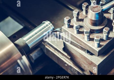 Metallverarbeitende Industrie. Moderne Drehmaschine – Metallverarbeitung – Nahaufnahme Stockfoto
