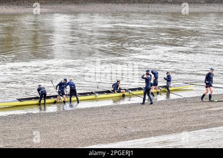 London, Großbritannien. 22. März 2023. Die Schiffsbesatzung von Oxford übt auf der Themse in Putney für das jährliche Bootsrennen von Oxford Cambridge. Kredit: JOHNNY ARMSTEAD/Alamy Live News Stockfoto