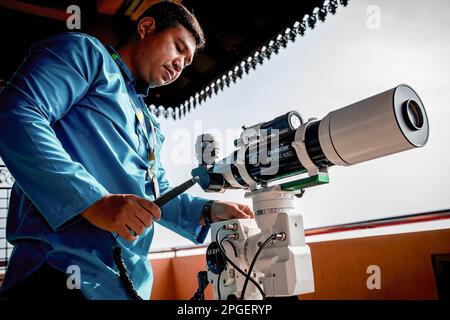 Ein Beamter des Islamischen Religionsrats von Selangor führt „rukyah“ durch, eine Mondsichterungszeremonie, um den Beginn des heiligen Monats Ramadan in Bukit Malawati zu bestimmen. Stockfoto