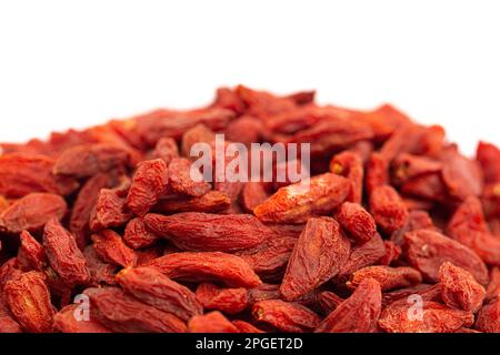 Getrocknete rote Goji-Beeren, isoliert auf weißem Hintergrund Stockfoto