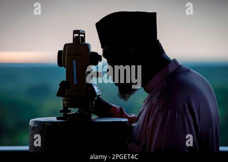 Kuala Selangor, Malaysia. 22. März 2023. Eine Silhouette eines Beamten des Islamischen Religionsrats von Selangor während einer „Rukyah“, einer Mondbeobachtungszeremonie zur Festlegung des Beginns des heiligen Monats Ramadan in Bukit Malawati. (Foto: Syaiful Redzuan/SOPA Images/Sipa USA) Guthaben: SIPA USA/Alamy Live News Stockfoto