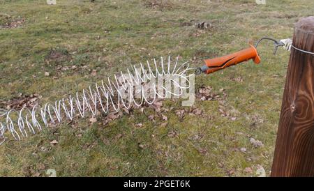 Ein zerbrochener Torbruchgriff an landwirtschaftlichen Zäunen Stockfoto