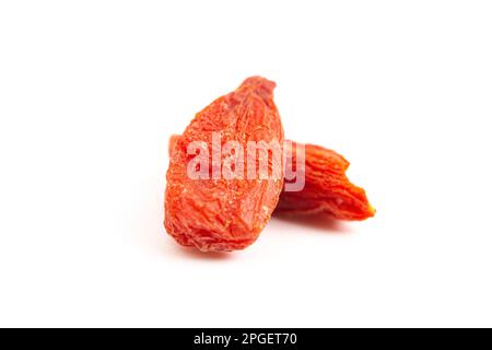 Getrocknete rote Goji-Beeren, isoliert auf weißem Hintergrund Stockfoto