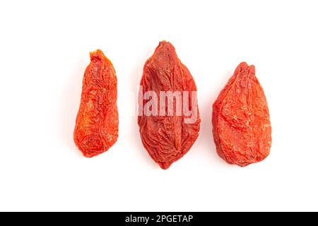 Getrocknete rote Goji-Beeren, isoliert auf weißem Hintergrund Stockfoto