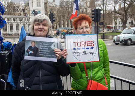London, Großbritannien. 22. März 2023. Pro-EU-Demonstranten haben sich außerhalb des Parlaments versammelt, während Boris Johnson, der ehemalige Premierminister, dem Privilegien-Komitee Beweise für den Partygate-Skandal liefert. Kredit: Sinai Noor/Alamy Live News Stockfoto