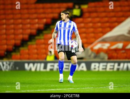 Oakwell Stadium, Barnsley, England - 21. März 2023 Aden Flint (44) of Sheffield Mittwoch - während des Spiels Barnsley gegen Sheffield Wednesday, Sky Bet League One, 2022/23, Oakwell Stadium, Barnsley, England - 21. März 2023 Guthaben: Arthur Haigh/WhiteRosePhotos/Alamy Live News Stockfoto