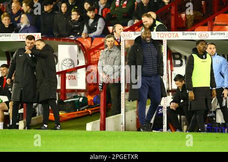 Oakwell Stadium, Barnsley, England - 21. März 2023 Darren Moore Manager of Sheffield Wednesday - während des Spiels Barnsley gegen Sheffield Wednesday, Sky Bet League One, 2022/23, Oakwell Stadium, Barnsley, England - 21. März 2023 Guthaben: Arthur Haigh/WhiteRosePhotos/Alamy Live News Stockfoto