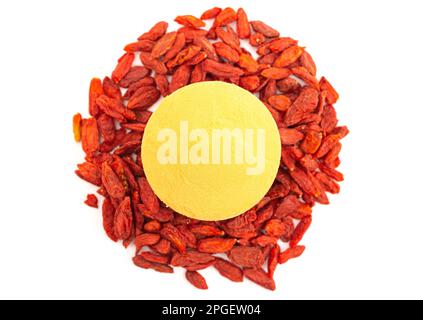 Dehydrierte Goji-Beeren und Goji-Beerenpulver, isoliert auf weißem Hintergrund Stockfoto