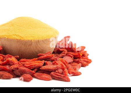 Dehydrierte Goji-Beeren und Goji-Beerenpulver, isoliert auf weißem Hintergrund Stockfoto