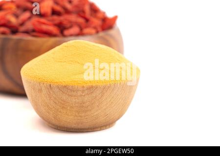 Dehydrierte Goji-Beeren und Goji-Beerenpulver, isoliert auf weißem Hintergrund Stockfoto