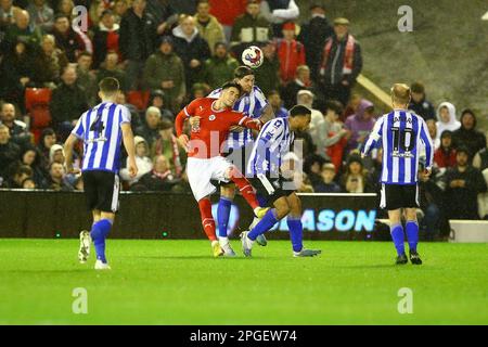 Oakwell Stadium, Barnsley, England - 21. März 2023 Aden Flint (44) von Sheffield Wednesday und Slobodan Tedić (31) von Barnsley kämpfen um den Header - während des Spiels Barnsley gegen Sheffield Wednesday, Sky Bet League One, 2022/23, Oakwell Stadium, Barnsley, England - 21. März 2023 Guthaben: Arthur Haigh/WhiteRosePhotos/Alamy Live News Stockfoto