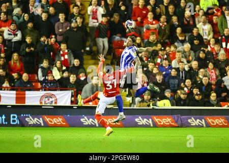 Oakwell Stadium, Barnsley, England - 21. März 2023 Aden Flint (44) von Sheffield Wednesday gewinnt den Header von Slobodan Tedić (31) von Barnsley - während des Spiels Barnsley gegen Sheffield Wednesday, Sky Bet League One, 2022/23, Oakwell Stadium, Barnsley, England - 21. März 2023 Guthaben: Arthur Haigh/Whiteamy Live Photos News/Alamy Live Photos Stockfoto