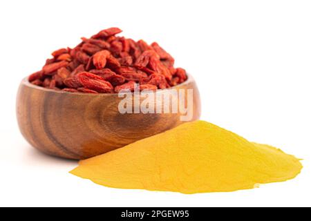 Dehydrierte Goji-Beeren und Goji-Beerenpulver, isoliert auf weißem Hintergrund Stockfoto