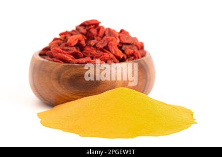 Dehydrierte Goji-Beeren und Goji-Beerenpulver, isoliert auf weißem Hintergrund Stockfoto