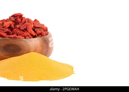 Dehydrierte Goji-Beeren und Goji-Beerenpulver, isoliert auf weißem Hintergrund Stockfoto