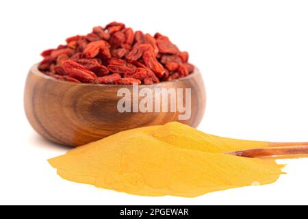 Dehydrierte Goji-Beeren und Goji-Beerenpulver, isoliert auf weißem Hintergrund Stockfoto