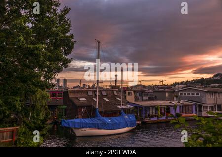 Seattle Space Needle im Hintergrund während eines wunderschönen Sonnenuntergangs. Stockfoto