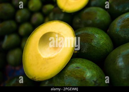 Frische und reife Avocados werden auf dem Marktstand in Barranquilla, Kolumbien, zum Verkauf angeboten. Stockfoto