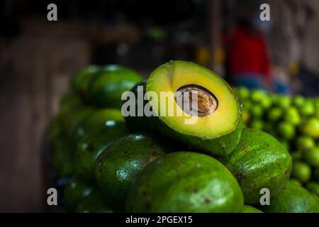 Frische und reife Avocados werden auf dem Marktstand auf dem Straßenmarkt in Barranquilla, Kolumbien, zum Verkauf angeboten. Stockfoto