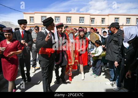 (230322) -- TAXKORGAN, 22. März 2023 (Xinhua) -- das frisch verheiratete Paar geht zu ihrem neuen Zuhause, begleitet von einer Hochzeitsprozession in Taxkorgan Tajik Autonomous County, Nordwestchina Xinjiang Uygur Autonomous Region, 19. März 2023. Im Autonomen Bezirk Taxkorgan Tajik heiraten viele junge Männer und Frauen lieber im Frühling. Vor kurzem hielten die 25-jährige Gulihan Jrbli und ihr Bräutigam Mairmaitih Tirmur im Dorf Fumin eine Hochzeit ab, nachdem sie sich mehr als drei Jahre lang verliebt hatten. Die Zeremonie wurde nach dem traditionellen tadschikischen Hochzeitsgebrauch mit Verwandten, Freunden und Villen durchgeführt Stockfoto