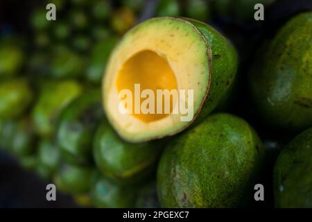 Frische und reife Avocados werden auf dem Marktstand auf dem Straßenmarkt in Barranquilla, Kolumbien, zum Verkauf angeboten. Stockfoto