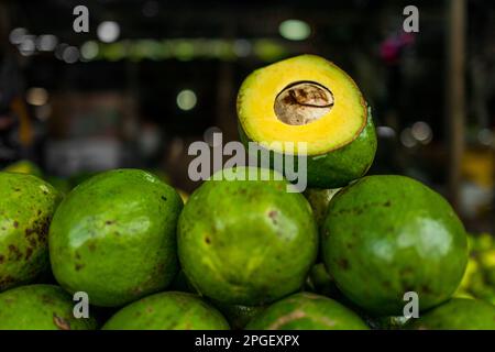 Frische und reife Avocados werden auf dem Marktstand auf dem Straßenmarkt in Barranquilla, Kolumbien, zum Verkauf angeboten. Stockfoto