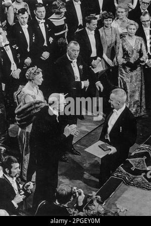 Schweden 1969 - Ökonom Prof. J. Tinbergen erhält den Nobelpreis für Wirtschaft von König Gustafson von Schweden Stockfoto