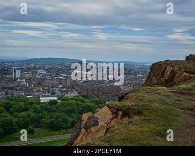 Von der Spitze des Arthurs Seat, dem berühmten Hügel in der Nähe der Stadt, haben Sie einen Blick über Edinburgh, die Hauptstadt Schottlands. Stockfoto