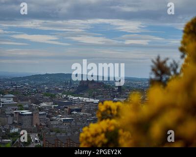 Von der Spitze des Arthurs Seat, dem berühmten Hügel in der Nähe der Stadt, haben Sie einen Blick über Edinburgh, die Hauptstadt Schottlands. Stockfoto