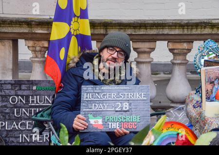 London, England, Großbritannien. 22. März 2023. VAHID BEHESHTI am 28. Tag seines Hungerstreiks vor dem Auswärtigen Amt, Commonwealth and Development Office in Westminster. Vahid fordert, dass die britische Regierung das Korps der Islamischen Revolutionsgarde (IRGC) im Iran verbietet. (Kreditbild: © Vuk Valcic/ZUMA Press Wire) NUR REDAKTIONELLE VERWENDUNG! Nicht für den kommerziellen GEBRAUCH! Stockfoto