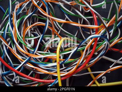 Farbenfrohe Kabel auf schwarzem Hintergrund. Abstrakte Kabelstruktur. Stockfoto