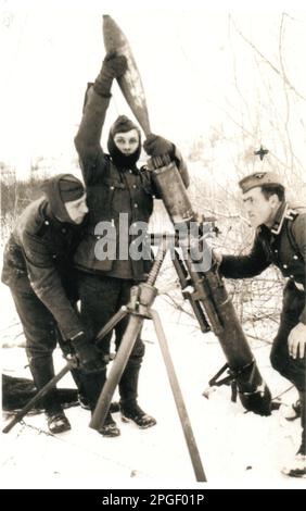 B&W-Foto aus dem 2. Weltkrieg Deutsche Soldaten laden einen 12cm-Mörtel auf die russische Front 1942. Die Männer sind von der 3. SS Panzer Division Totenkopf. Das ist ein Privatfoto von einem ehemaligen Mitglied dieser Einheit Stockfoto