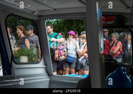 La Pavona, Costa Rica - Touristen steigen auf dem Fluss Suerte für die einstündige Fahrt zum Tortuguero Nationalpark in Boote. Der Park ist nur mit B zu erreichen Stockfoto