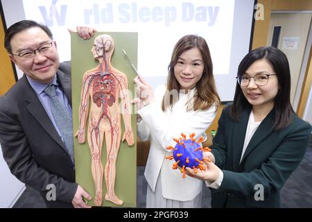 Professor Wing Yun-kwok (links), Vorsitzender der Abteilung für Psychiatrie an der Medizinischen Fakultät der Chinesischen Universität Hong KongHH (CU Medicine), Associate Professor Joey Chan Wing-yan (Mitte) und Assistant Professor Rachel Chan Ngan-Yin (rechts), sprechen mit den Medien bei einem Briefing an der School of Public Health, Prinz von Wales Krankenhaus. CU Medicine enthüllt eine Studie, die mit einer internationalen Forschungsgruppe aus 16 Ländern oder Regionen zusammenarbeitete, die gezeigt hat, dass gewöhnliche kurze Nachtschläfer ein etwa 2 Mal höheres Risiko hatten, an langer COVID-Infektion zu leiden als normale Nachtschlafen. Stockfoto