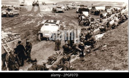 2. Weltkrieg B&W Foto deutscher Soldaten der SS Panzer Division 5. Wiking mit Panther Tanks und Halftracks, die sich von früheren Aktionen Ostpolen Mai 1944 erholten. SS KB Baumann Stockfoto