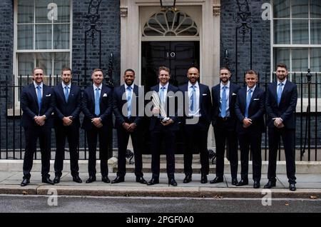 London, Großbritannien. 22. März 2023. Mitglieder des englischen Cricket-Teams besuchen die Downing Street 10. Sie gewannen die Weltmeisterschaft 2019, konnten aber aufgrund der Pandemie nicht richtig feiern. England schlug Neuseeland und gewann zum ersten Mal die Männer-Weltmeisterschaft, nachdem eines der erstaunlichsten Cricket-Spiele aller Zeiten zweimal unentschieden war. Kredit: Mark Thomas/Alamy Live News Stockfoto