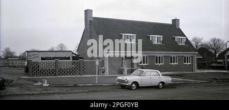 1960er Jahre, historisch, ein neues Gebäude, ein zweistöckiges modernes Gebäude im Chalet-Stil, ein öffentliches Haus, das kürzlich am Rande eines neuen Wohnhauses in Birmingham, England, Großbritannien errichtet wurde. Ein Ford Anglia Limousinenwagen der damaligen Zeit parkte draußen. Ein Browns Removals Limited-Lkw auf dem seitlichen Parkplatz. Stockfoto