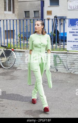 MAILAND, ITALIEN - 24. FEBRUAR 2023: Ginevra Mavilla vor der Sportmax Fashion Week, Street-Style der Mailänder Fashion Week Stockfoto